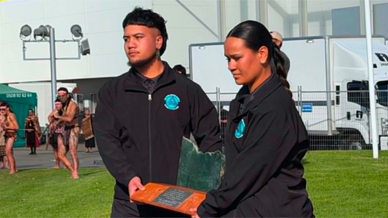 Ngā Kura Kaupapa Māori o Te Puku o Te Ika: E whakahoki ana i te taonga o te Kapa Haka Toa Whakaihuwaka